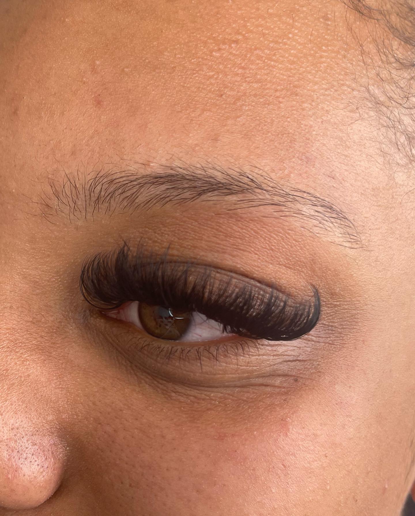 Een afgewerkte set wimperextensions op één oog, van dichtbij